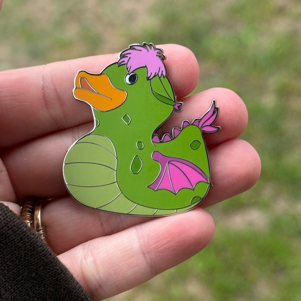 NEW Disney ducks series 2 Elliot pin